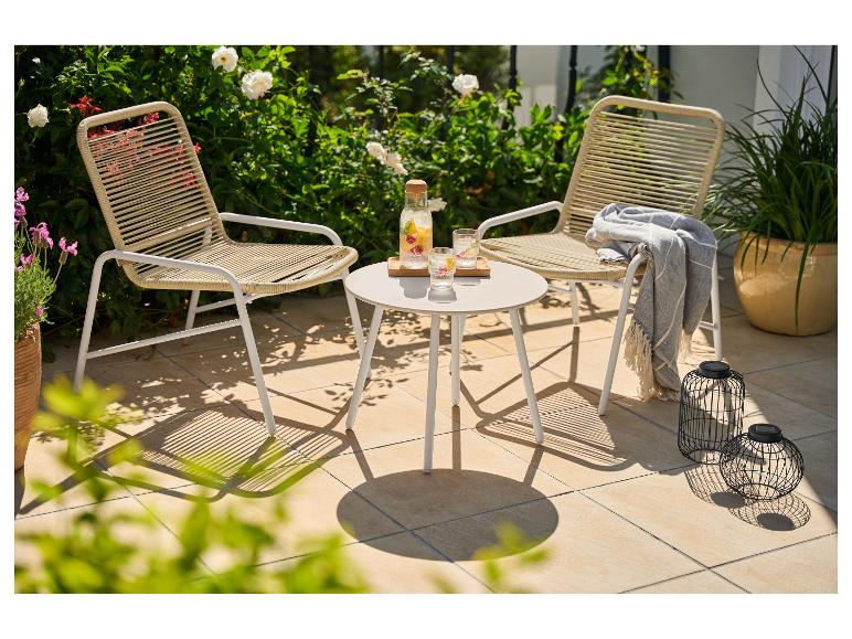 Zwei beige Gartenstühle und ein kleiner Tisch mit erfrischenden Getränken auf einer sonnigen Terrasse.