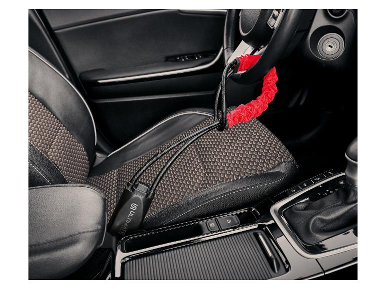 Rot-schwarzes Ultimate Speed Diebstahlsicherungskabel, am Lenkrad eines Autos befestigt.
