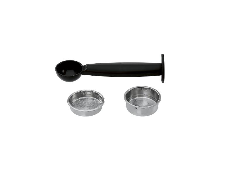 Schwarzer Kaffeemesslöffel und zwei Kaffeefilter aus Edelstahl.