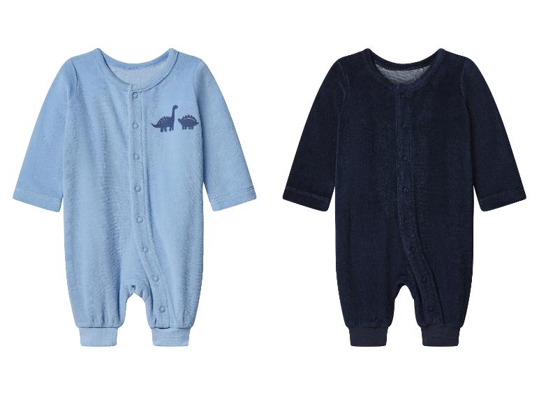 Zwei Velours-Baby-Strampler, einer hellblau mit Dinosauriern und einer marineblau
