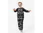 Kinder-Skelettkostüm mit Gesichtsbemalung, posiert für Halloween.