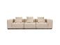 Beiges modulares Dreisitzer-Sofa mit Kissen, auf weißem Hintergrund.
