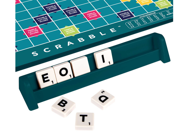 Scrabble-Brett mit Buchstabenkacheln, darunter E, O, I, B, T und D.