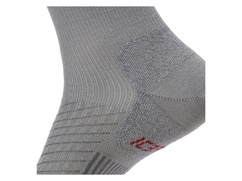 Nahaufnahme einer grauen Socke mit strukturierten Mustern und einem roten Detail.