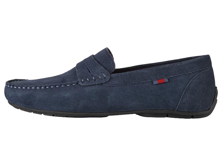 Ein dunkelblauer Wildlederschuh mit einem rot-weißen Etikett.