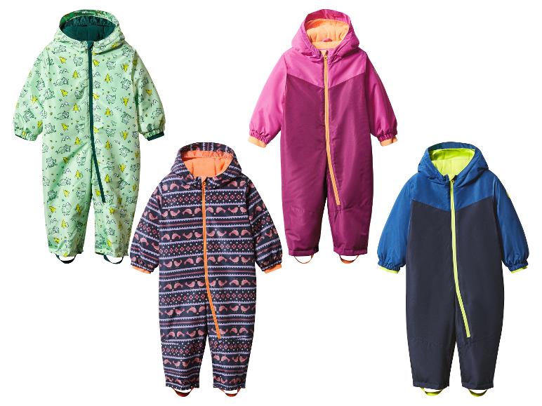 Kinder-Regenanzüge mit verschiedenen Mustern und Farben.