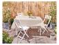 Weißer Tisch und Klappstühle, beiger Tischläufer, für den Garten.