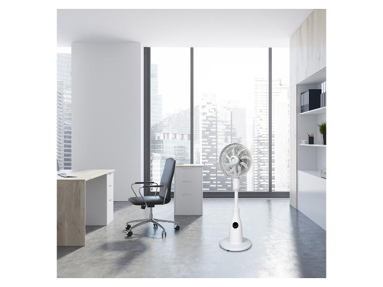 Weißer Ventilator in einem modernen Büro mit großen Fenstern und Stadtblick.