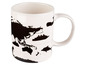 Eine weiße Tasse mit einer Weltkarte und Silhouetten von Schiffen und Tieren.