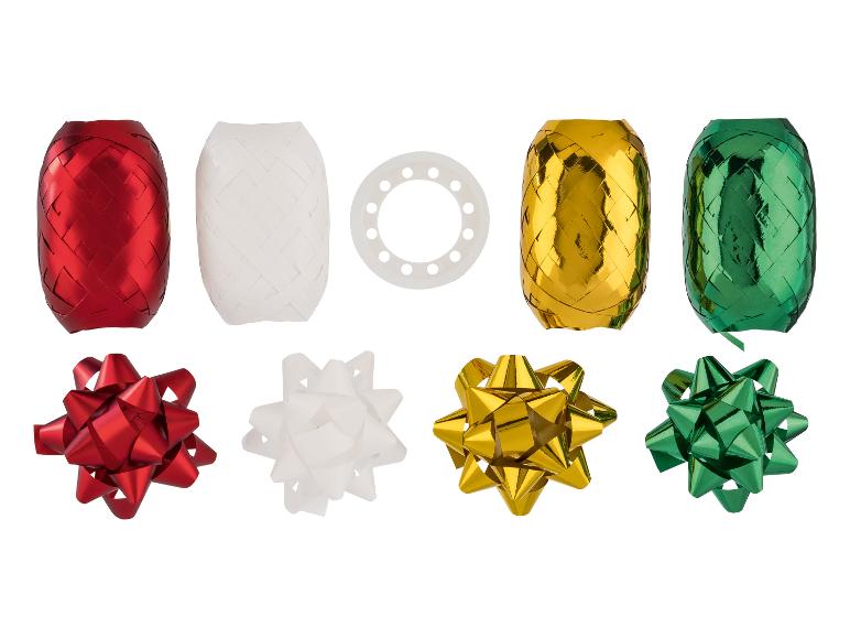 Rote, weiße, goldene und grüne Kräuselbandrollen und passende Schleifen.