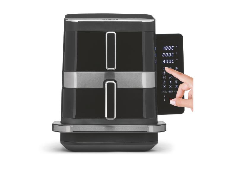 Schwarze Doppel-Heißluftfritteuse mit Touchpanel und einer Hand, die Einstellungen auswählt.