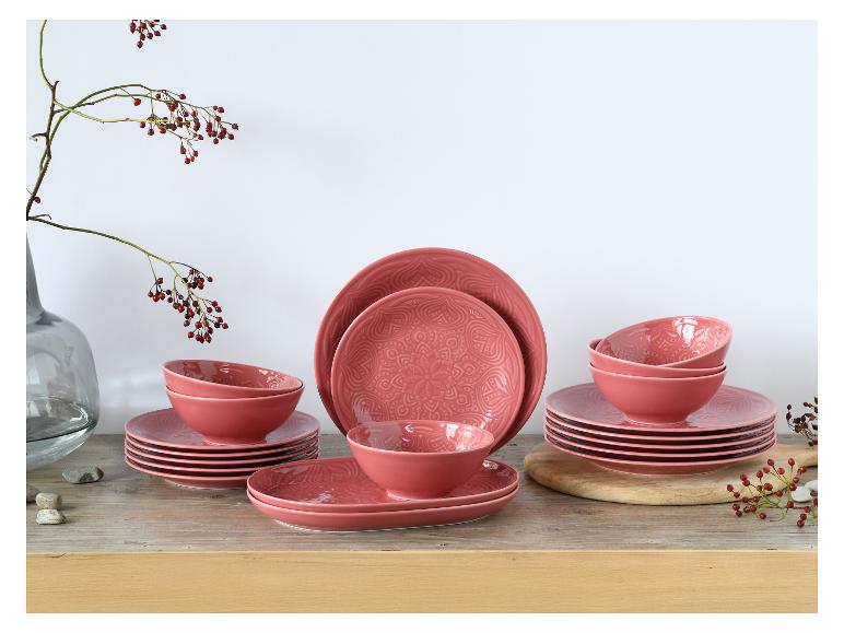 Ein Set rosa Teller und Schalen mit geometrischem Muster.