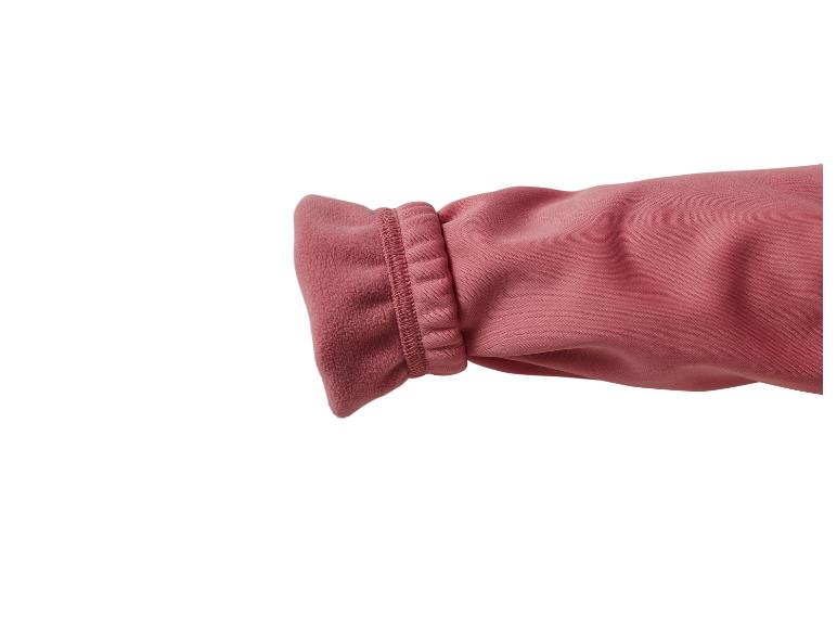 Nahaufnahme eines rosa Fleece-Ärmels mit geripptem Bündchen