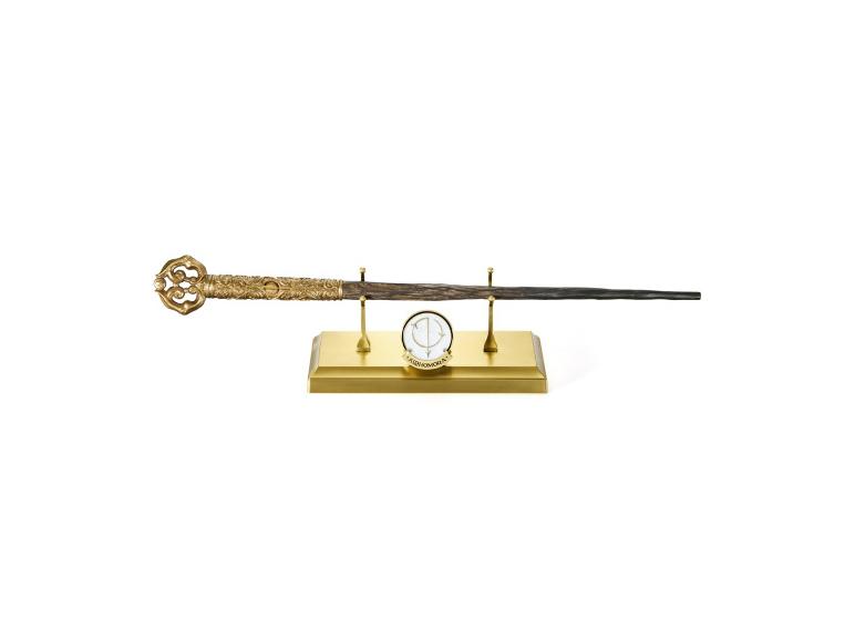 The Noble Collection Harry Potter Celebration Zauberstab auf einem goldfarbenen Ständer