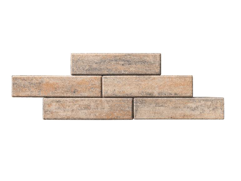 Sechs rechteckige, sandfarbene Ziegel mit dunklen Flecken, in einem versetzten Muster gestapelt