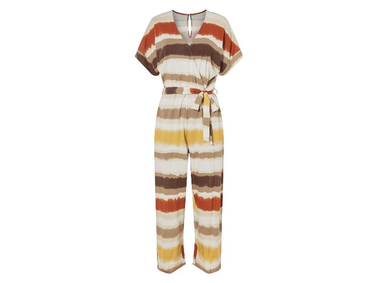 Ein gestreifter Jumpsuit mit kurzen Ärmeln.