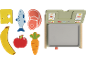 Holzspielzeug-Lebensmittel: Käse, Fisch, Steak, Banane, Apfel, Karotte und eine Spielzeugwaage.