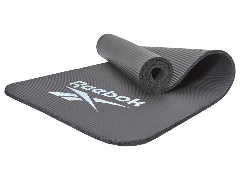 Eine aufgerollte Reebok Fitnessmatte.