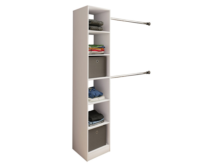 Weißer Kleiderschrank mit Regalen und Kleiderstange.