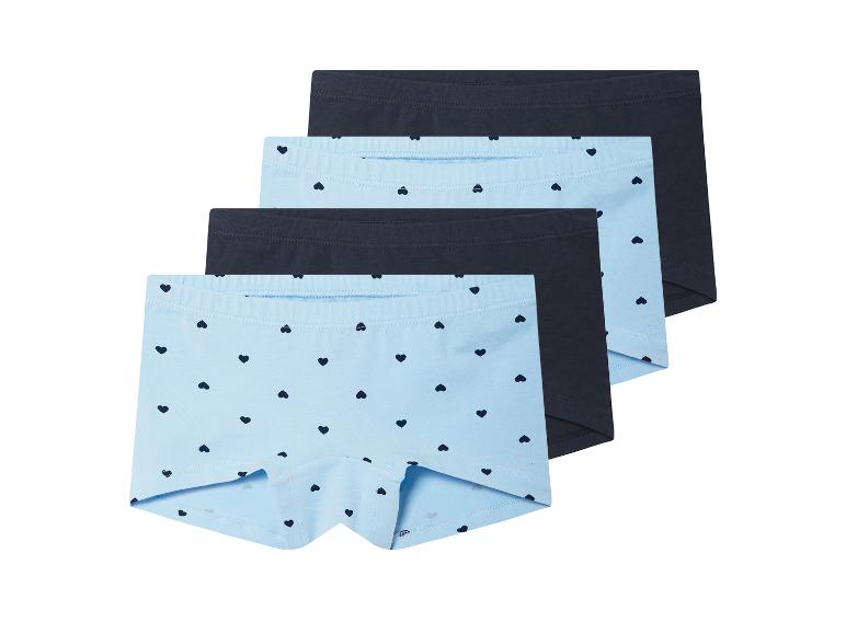 Drei Sätze Mädchenunterwäsche mit Herzchenmuster.