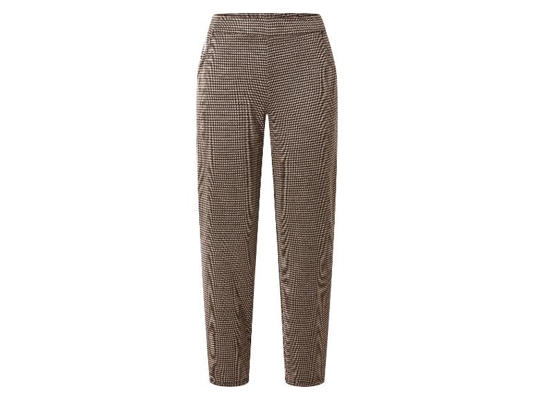 Braune und beige karierte Hose auf weißem Hintergrund