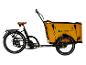 Schwarzes Lastenfahrrad mit Holzkiste und dem Schriftzug „GreenStreet“ an der Seite.
