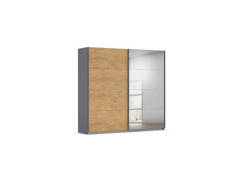 Schwebetürenschrank mit heller Holz- und Spiegelfront.