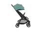 Grüner Kinderwagen mit schwarzem Gestell und Rädern, Seitenansicht.