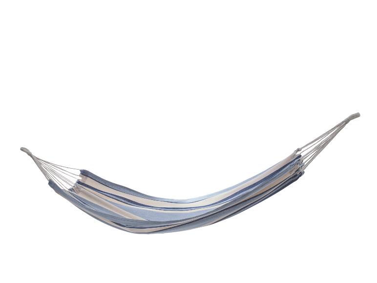 Blau-beige gestreifte Hängematte zum Entspannen.