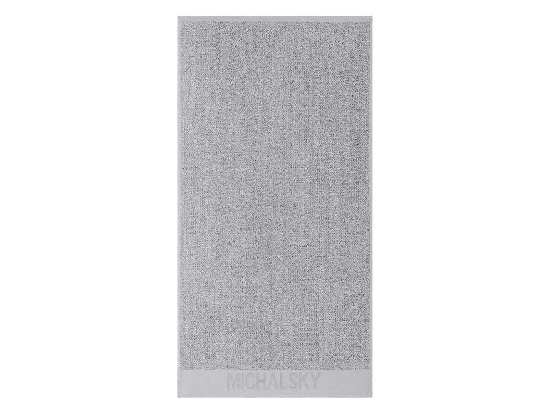 Ein graues Handtuch der Marke Michalsky.