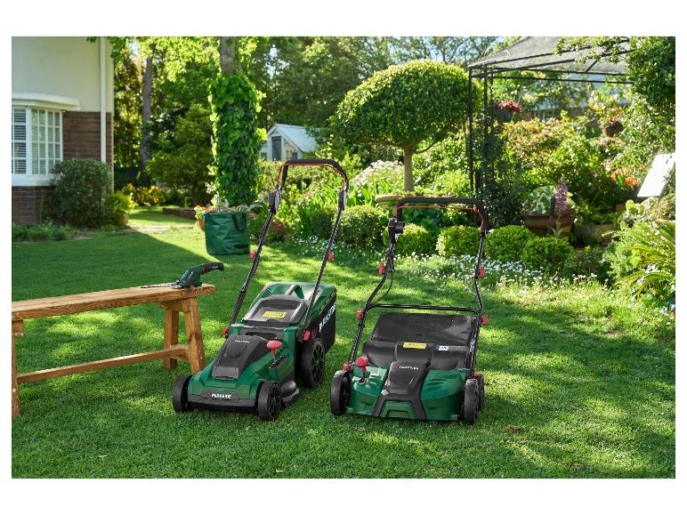 Zwei Parkside Rasenmäher und eine Heckenschere auf einer Holzbank in einem sonnigen Garten.