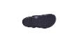 Sohle von dunkelblauen Kinderclogs mit strukturiertem Muster.