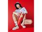 Rote Lidl Thermobecher, bedrucktes T-Shirt und Sneakers: Lifestyle-Kollektion.
