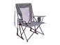 Ein grauer Klappstuhl von GCI Outdoor mit Getränkehalter und Seitentasche.