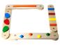 Holzspielzeug mit Sortierformen und Farben, quadratischer Rahmen.