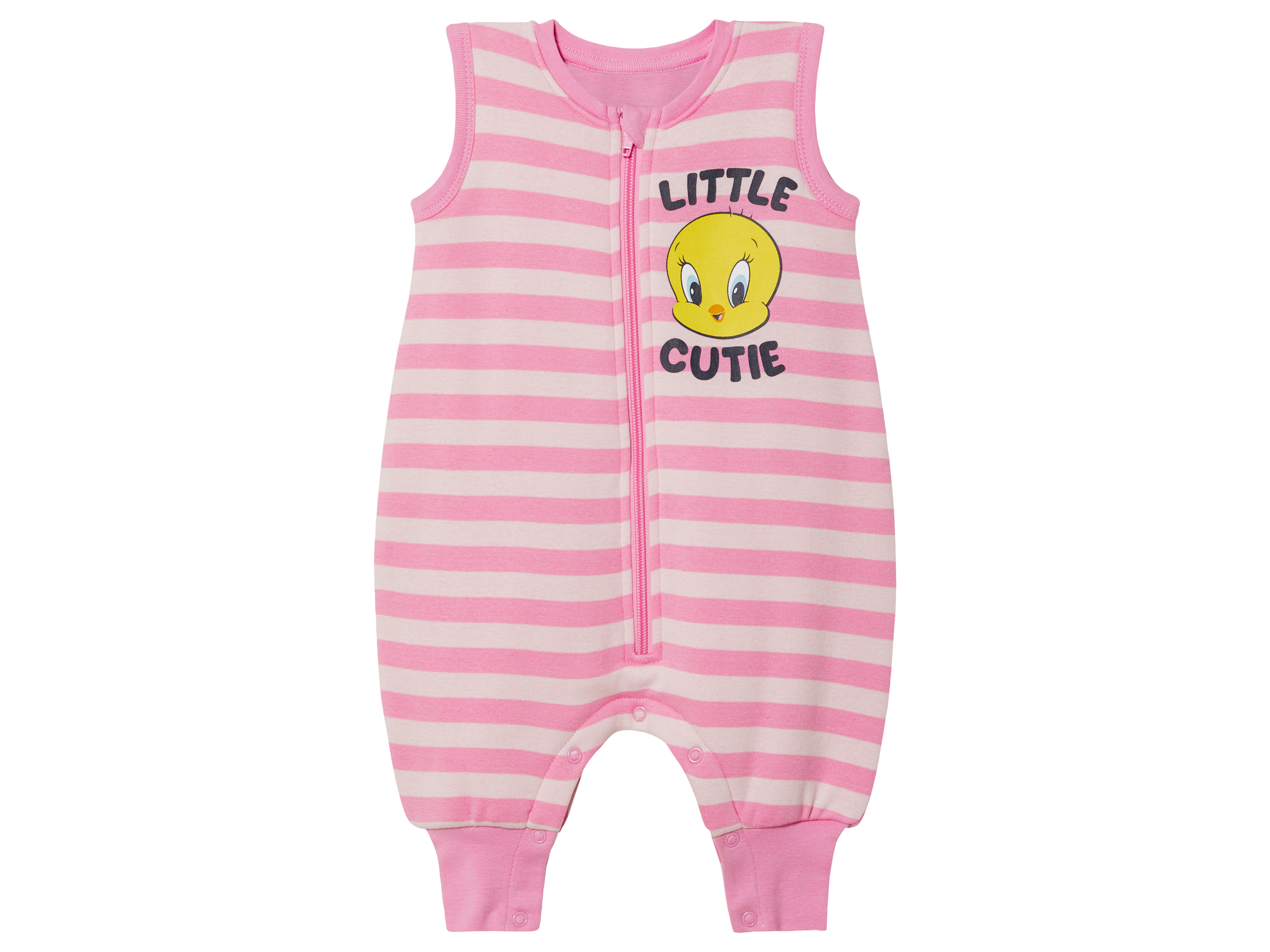 Baby Schlafoverall mit Füßen (Rosa, 62/68)““ | Wattierung: Polyester recycelt Pflegehinweis: waschen bei max. 40 °C nicht bleichen schonende Trocknung im Wäschetrockner bei max. 60 °C bügeln bis 150 °C Stufe 2. Dampfbügeleisen kann verwendet werden nicht trockenreinigen Größe: 62/68 – 86/92 Meine Lidl-Größe – so einfach gehts Einfach den Lidl-Größenrechner besuchen. Für deine Personengruppe und Produktgruppe die gemessenen Körpermaße eintragen und dann den Berechnen-Button betätigen. Schon wird dir deine Größe angezeigt. Gots – Global Organic Textile Standard Benutzung ab 70 % – 94 % Bio-Baumwollanteil Zertifizierungsnummer: CU 851646 Das Zeichen für eine nachhaltige Textilproduktion Bio-Baumwolle mit dem GOTS-Siegel gewährleistet die Herstellung nach ökologischen Kriterien durch die gesamte textile Lieferkette hindurch. Das bedeutet: Die erzeugten Naturfasern werden biologisch kontrolliert angebaut und umweltverträglich hergestellt. Sozial verantwortliche Standards werden in der Verarbeitung überprüft und die Herkunft der Endprodukte korrekt gekennzeichnet. Die Vorteile: Keine Schadstoffe Ressourcenschonend Vertrauenswürdige Rohstoffe““