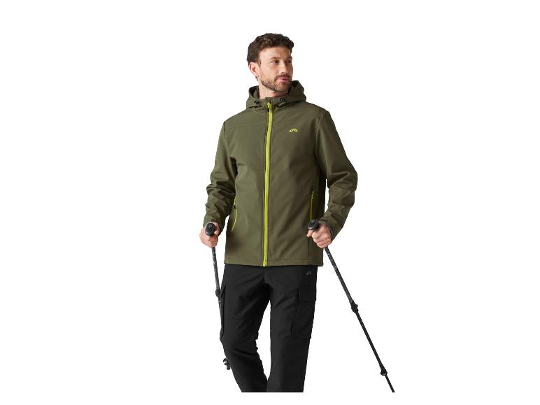 Mann in grüner Softshelljacke und schwarzer Hose mit Wanderstöcken