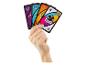 Hand hält bunte Spielkarten mit Aktionssymbolen