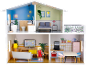 Ein farbenfrohes, mehrstöckiges Puppenhaus mit Bad, Schlafzimmer, Wohnzimmer und Küche.