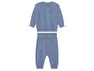 Ein blaues Babyset mit Sweatshirt und Hose.