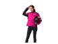 Frau in pink-schwarzer Sportjacke und schwarzen Leggings, einen Helm haltend.