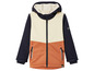 Eine dunkelblaue Softshelljacke mit Kapuze, beige und orangefarbenen Details und dem Logo von Hello Little.