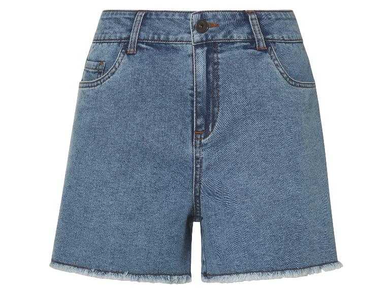 Modische Jeans-Shorts mit ausgefransten Säumen.