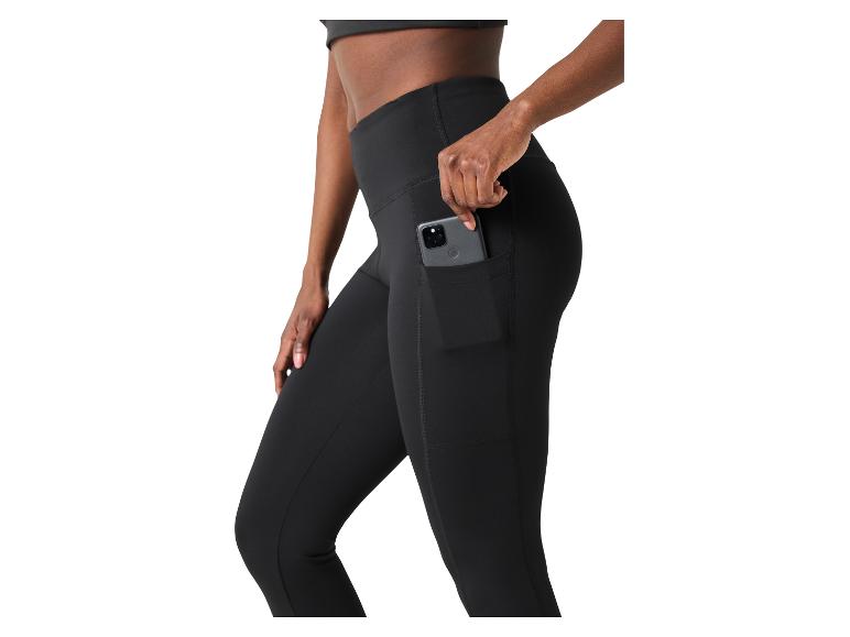 Schwarze Sportleggings mit Seitentasche, in der ein Smartphone steckt