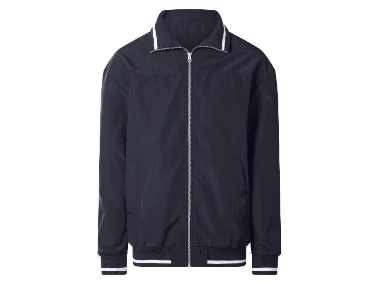 Dunkelblaue Bomberjacke mit weiß gestreiftem Kragen und Bündchen.