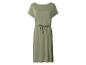 Grünes Damen-Midikleid mit kurzen Ärmeln und Kordelzug in der Taille.