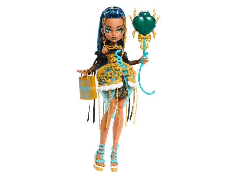 Monster High Cleo De Nile Puppe in einem gold-türkisblauen Kleid, mit Accessoires und Einkaufstasche.