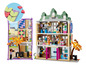 Lego Friends Einkaufsstraße mit Puppen, Baum und detaillierten Fassaden.