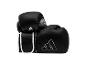 Ein Paar schwarze Boxhandschuhe mit weißen Details und Mesh-Belüftung.
