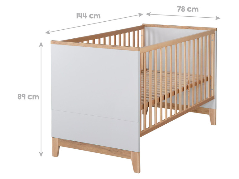 Ein weißes Babybett mit Holzlatten und Beinen.
